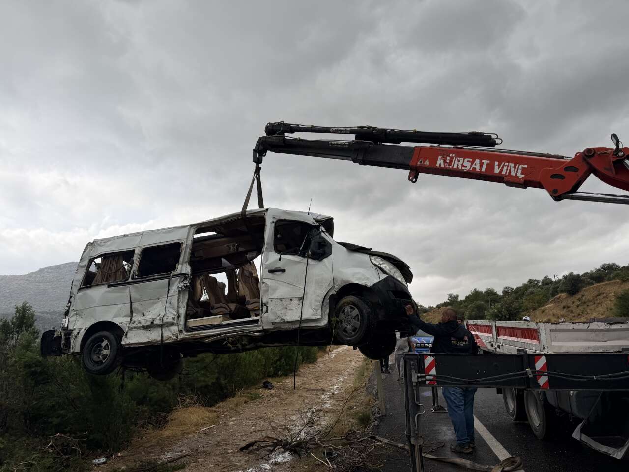 Yolcu minibüsü uçuruma yuvarlandı! 17 kişi yaralandı 9